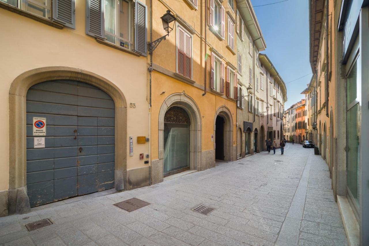 Bergamo Art Apartment Bagian luar foto